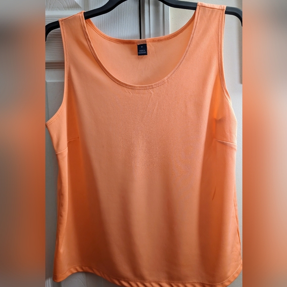 Women's short sleeve button up top with tank top. - Picture 5 of 7